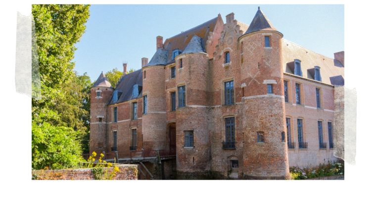 <H1>ESQUELBECQ – Visite du magnifique Château d’Esquelbecq, élu village préféré des Français</h1>